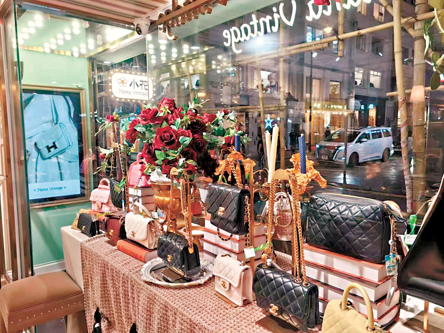 ●不同於香港二手奢侈品店主要靠店內鑒定師處理產品,內地二手奢侈品更多是會委託第三方機構出鑒定證書。 香港文匯報上海傳真