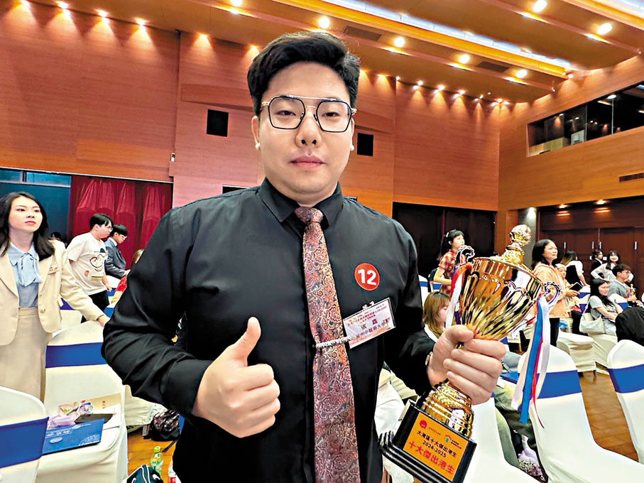 廣州中醫藥大學博士張鑫：在內地讀書時，看到疫情時一線的抗疫人員，更加堅定了我當醫生的決心。在大灣區內地城市讀書，是真的有很多臨床實踐的機會。其實只要有實力，無論是港生到內地發展，還是內地生到香港發展都一樣暢通無阻。