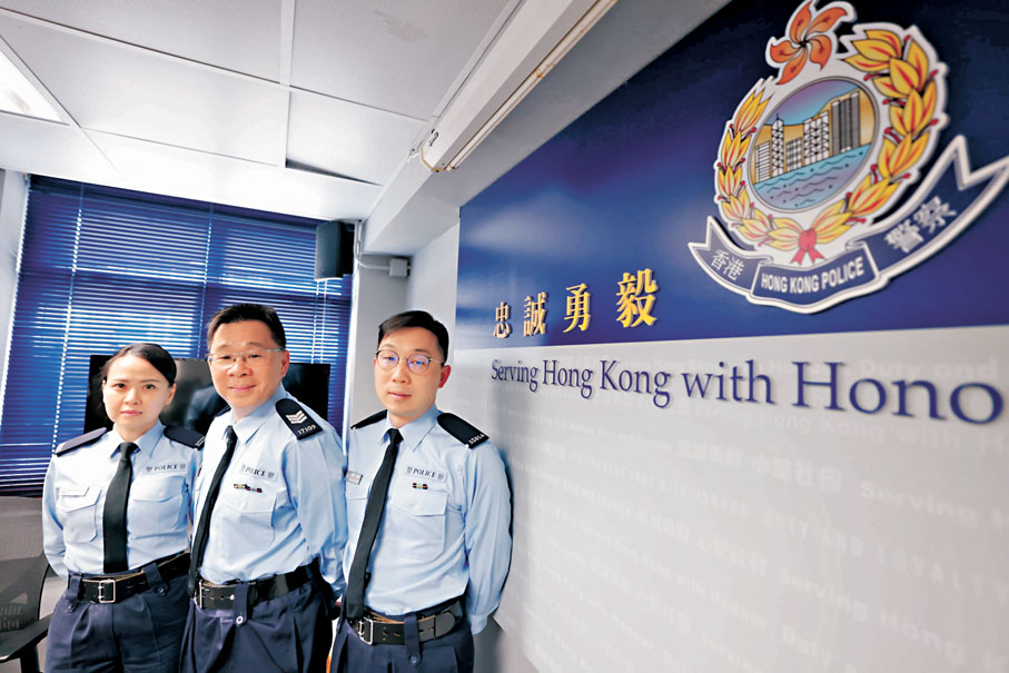 ●警長郭曉華(中)、警員林啟明(右)及殷淑萍(左),與同袍5小時內尋回失蹤老翁。香港文匯報記者劉友光 攝