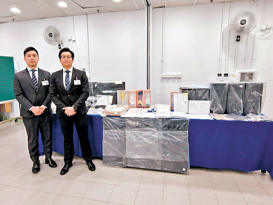 ●警方展示行動中檢獲的證物。
