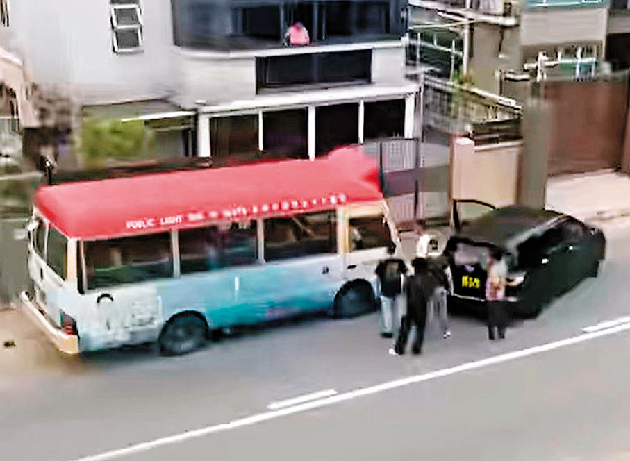 ●①黑色私家車攔在小巴車前,5名男子疑似與小巴司機爭執。 網上影片截圖
