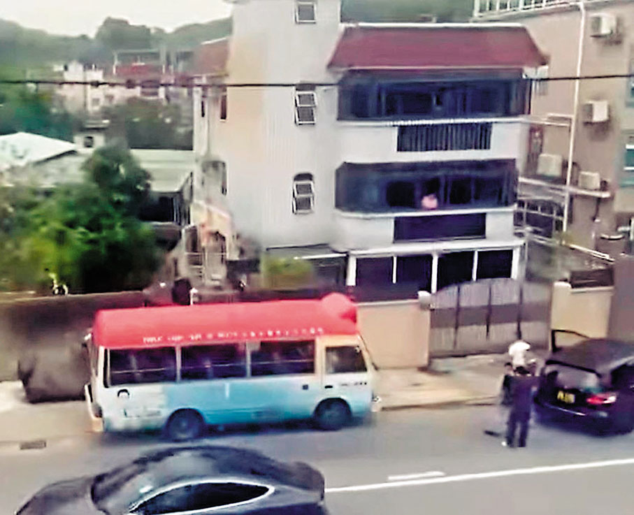 ●②小巴突然倒車。 網上影片截圖