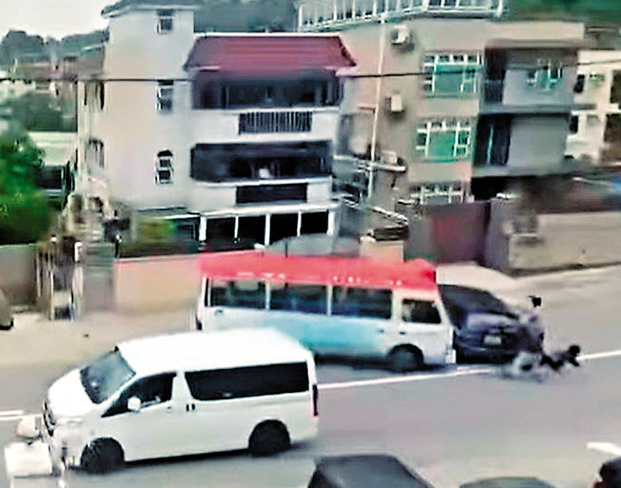 ●③小巴衝前撞向私家車,私家車旁3名男子被撞至彈開,當中一人倒地。網上影片截圖