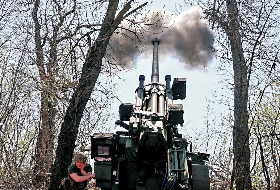 ●澤連斯基期待全面、持久且可靠的停火，稱烏準備好會面。圖為烏軍在前線作戰。 資料圖片