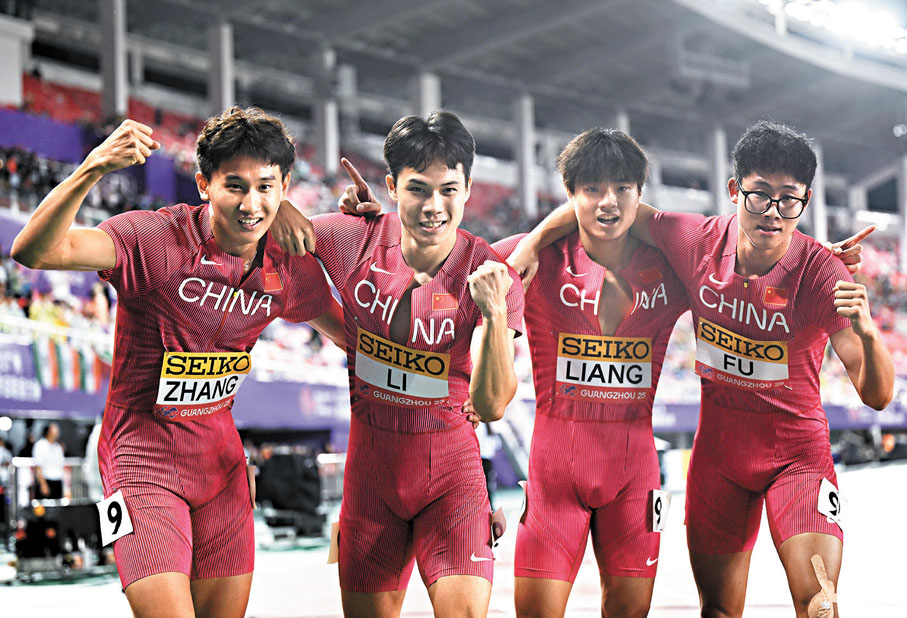 ●梁寶棠(右二)、李懿卿(左二)、張起寧(左一)和付浩然在賽後慶祝。 新華社