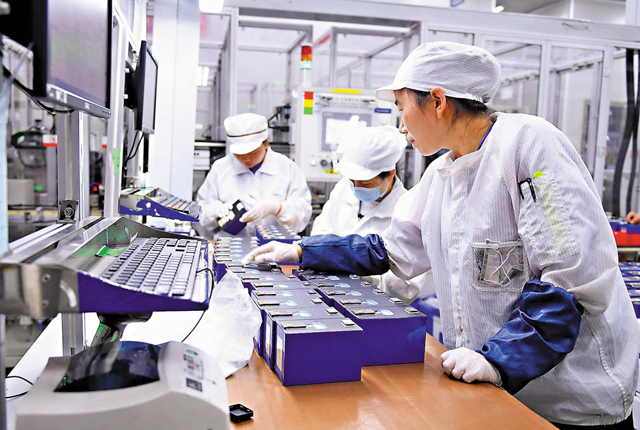 ●圖為寧德時代科技人員在檢測快充電芯。 資料圖片