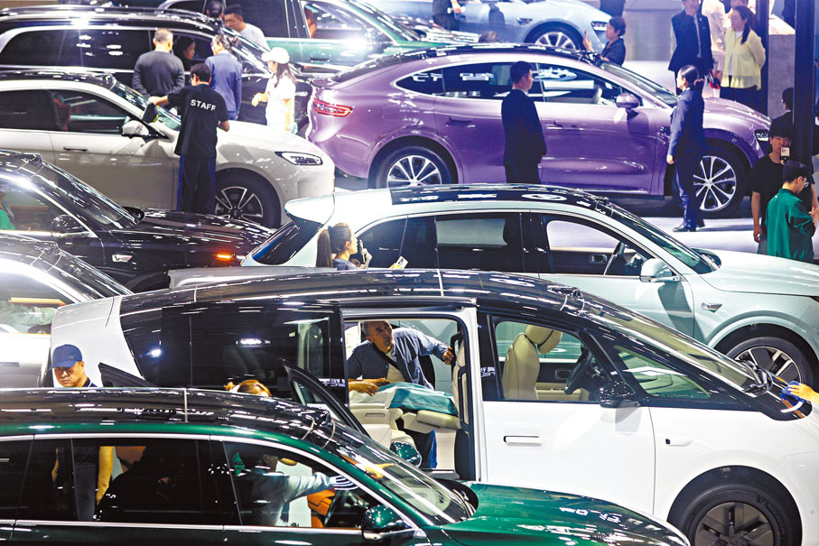 ●5月12日,中國汽車工業協會公布的數據顯示,2025年1至4月,中國汽車前4個月產銷量首次突破千萬輛。圖為江蘇南京舉辦的一場汽車展覽會上人頭攢動。 中新社