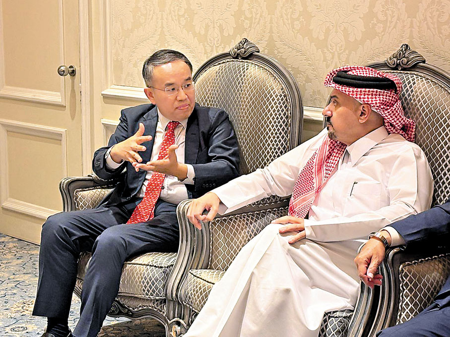 ●許正宇與卡塔爾金融中心行政總裁在會議前傾談。 財經事務及庫務局Fb圖片