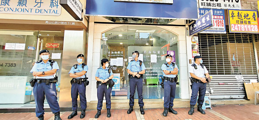 ●當日警方封鎖診所進行調查。 資料圖片
