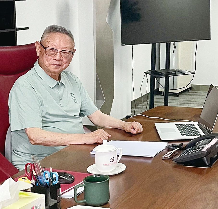 ●公司創始人周虞康4月21日親臨現場檢查工程進度及交付情況。