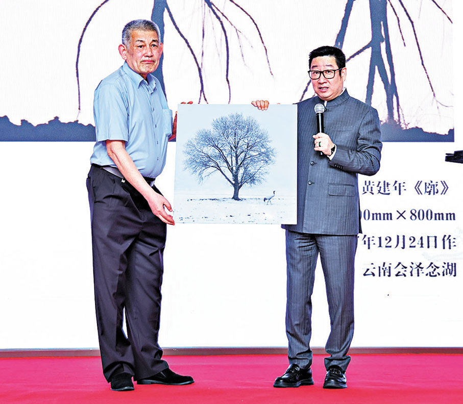 ●黃建年(左)向浙江省博物館捐贈攝影作品並由紀雲飛(右)代表接受。