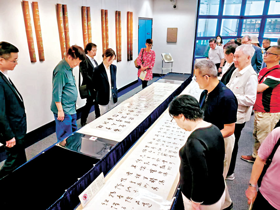 ●嘉賓在現場參觀展覽。