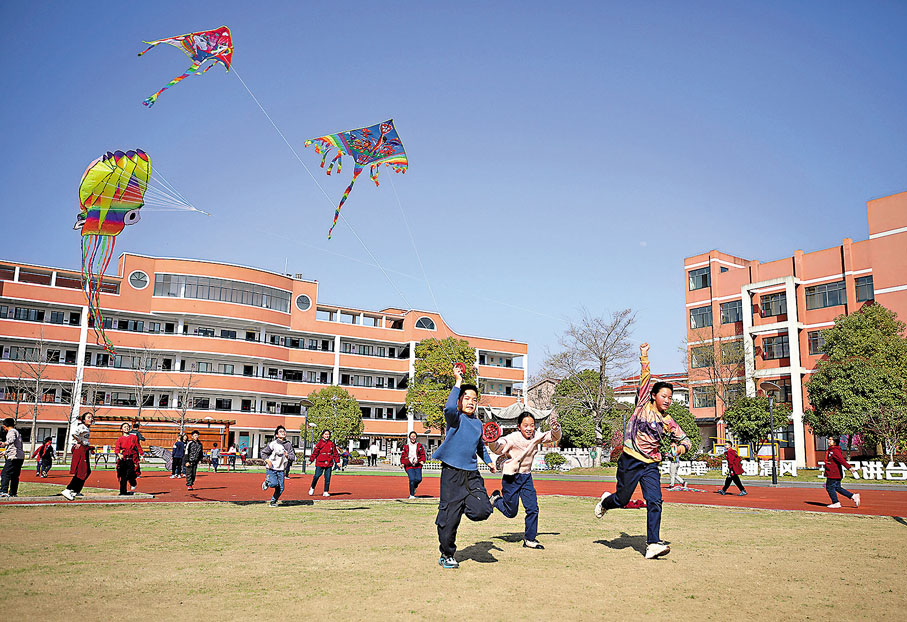 ●風箏是小孩子喜愛的玩具之一。圖為浙江省東陽市江北第二小學的學生在操場上放風箏。 資料圖片