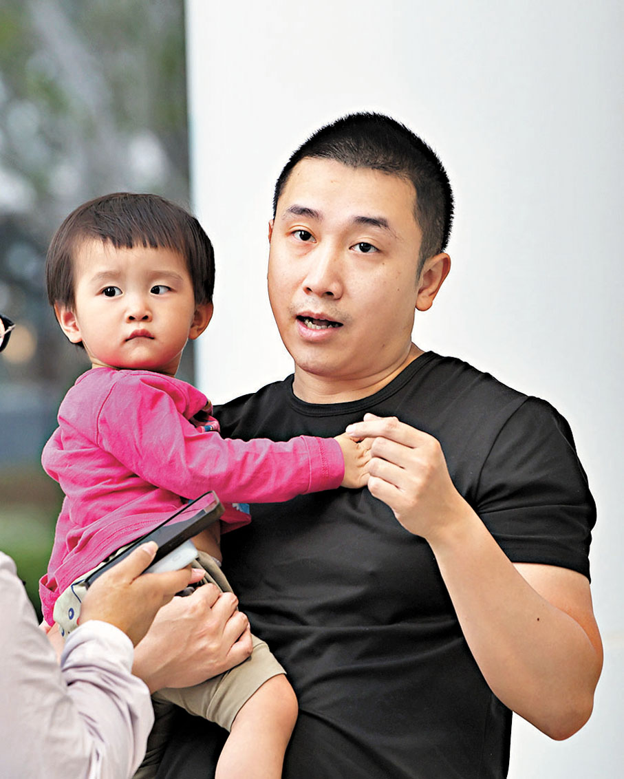 ●洪先生和女兒。香港文匯報記者曾興偉 攝
