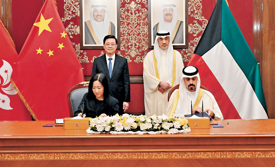 ●行政長官李家超（後排左）見證香港貿易發展局與科威特直接投資促進局簽署合作備忘錄。