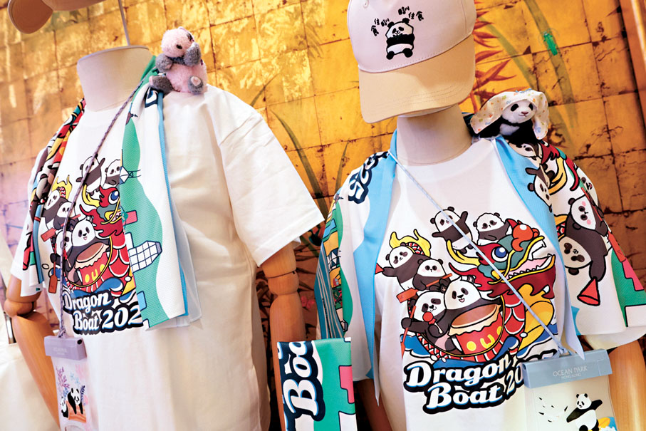 ●「Panda Friends@香港海洋公園」期間限定店精品—Panda Friends 龍舟冰涼巾、龍舟徽章及龍舟短袖上衣。香港文匯報記者北山彥 攝