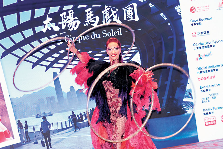 ●嘉年華有來自加拿大、世界著名「太陽馬戲團」快閃獻上雜技表演。香港文匯報記者北山彥 攝