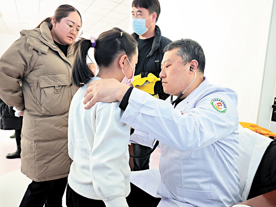 ●耿直醫生對先心病患兒進行檢查。香港文匯報江蘇傳真