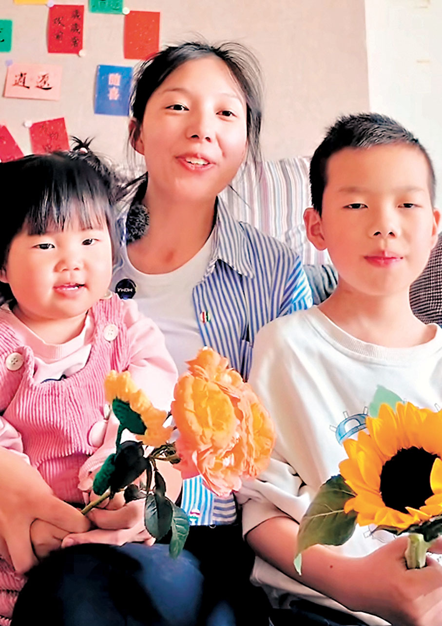 ●受助的「小林媽媽」母親節當天和孩子們一起拍視頻,祝福媽媽們節日快樂。視頻截圖