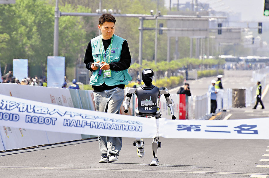 ●北京亦莊半程馬拉松暨人形機器人半程馬拉松中,小頑童隊的選手松延動力N2(右)。 資料圖片