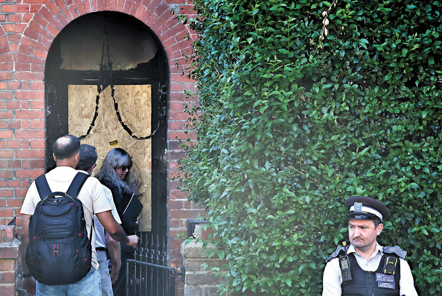 ●警員在斯塔默舊居外駐守。 資料圖片