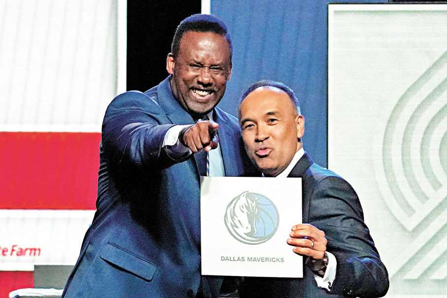 ●獨行俠喜得新秀狀元籤,名宿Rolando Blackman(左)與NBA副主席Mark Tatum合影。 美聯社