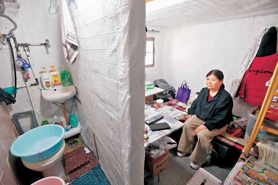 ●陳女士透露,逢雨季便要看天做人,最苦惱是八號風球襲港,所住單位猶如水簾洞,無法生活。香港文匯報記者郭木又 攝