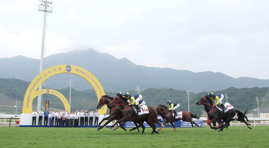 ●2018年從化馬場開幕典禮上,香港騎師策騎駿馬在草地跑道上馳騁,衝過勝利拱門。