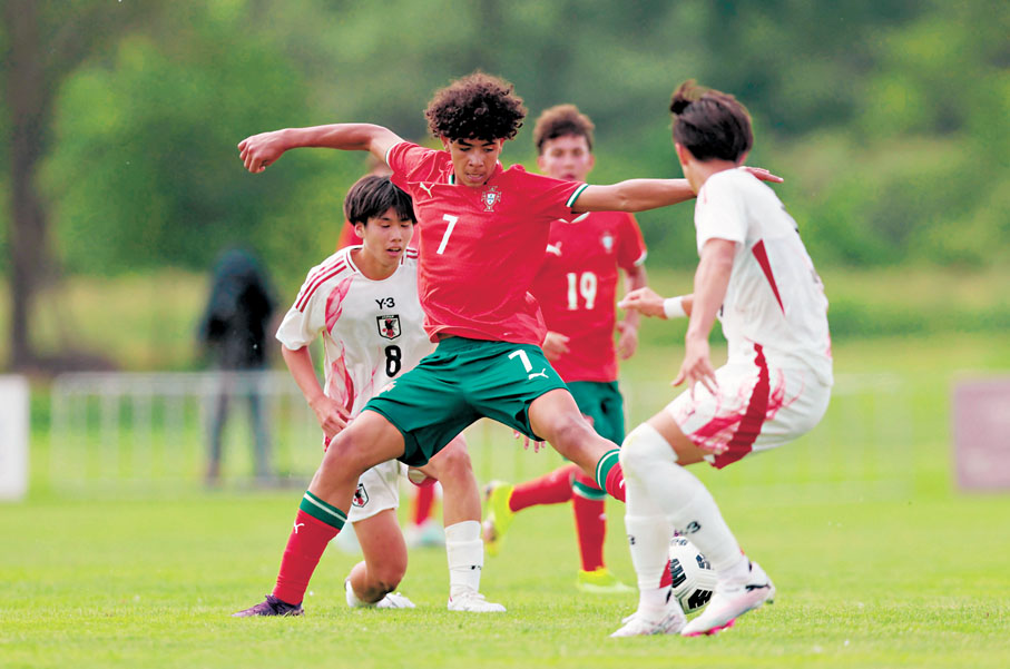 ●C朗的大兒子(中)首披國家隊戰袍出戰U15梯隊的國際賽。 法新社