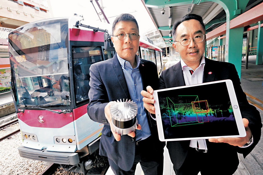 ●陳志雄( 左 )及陳慶強介紹輕鐵列車使用光學雷達收集樹木數據並以AI分析風險。 香港文匯報記者塗穴 攝