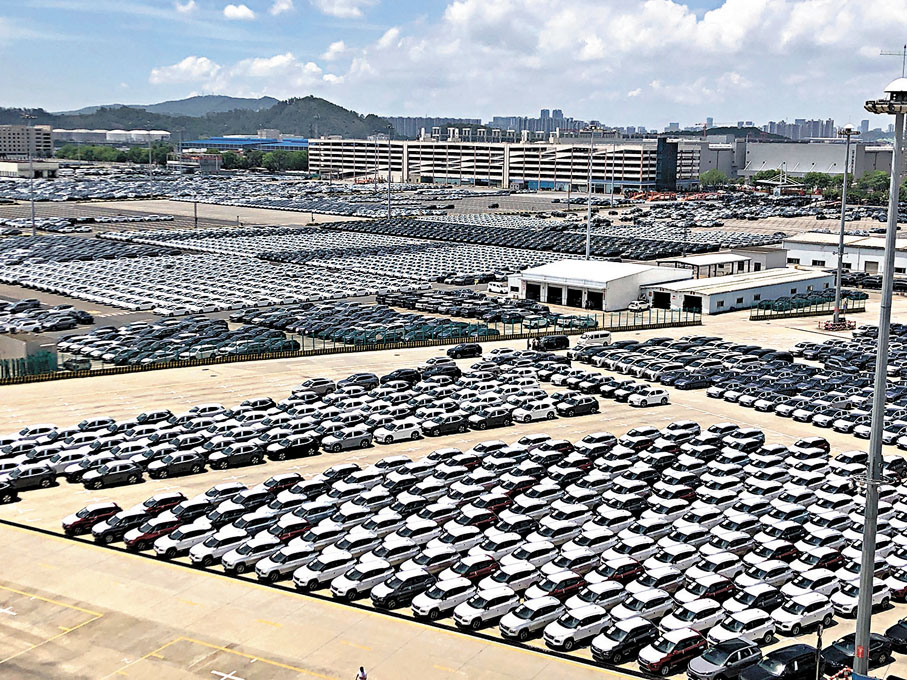 ●廣東新能源汽車產量佔全國的四分之一。圖為停放在廣州南沙汽車口岸的出口車輛。香港文匯報記者方俊明 攝