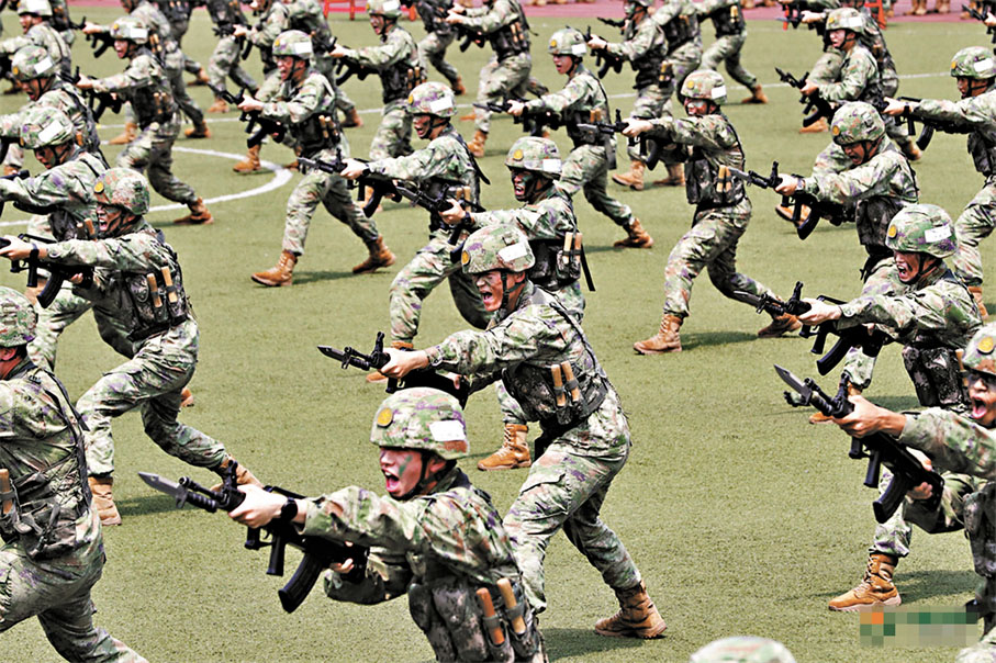 ●軍事專家表示,組建調整三所軍隊院校是解放軍軍隊培養新質戰鬥力的重要舉措。圖為較早前陸軍勤務學院學員進行刺殺操訓練。 網上圖片
