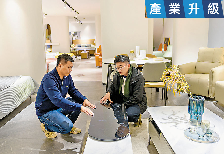 ●江西團團圓傢具有限公司董事長羅海龍(左)與客商交流訂製傢具。受訪者供圖