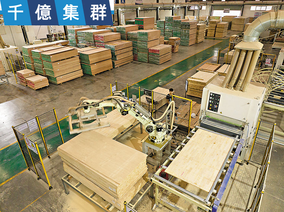 ●江西南康已形成集加工製造、銷售流通、專業配套、傢具基地等為一體的全產業鏈集群。圖為南康傢具智能備料中心的自動砂光區,機器人自動搬運木料進行加工。資料圖片