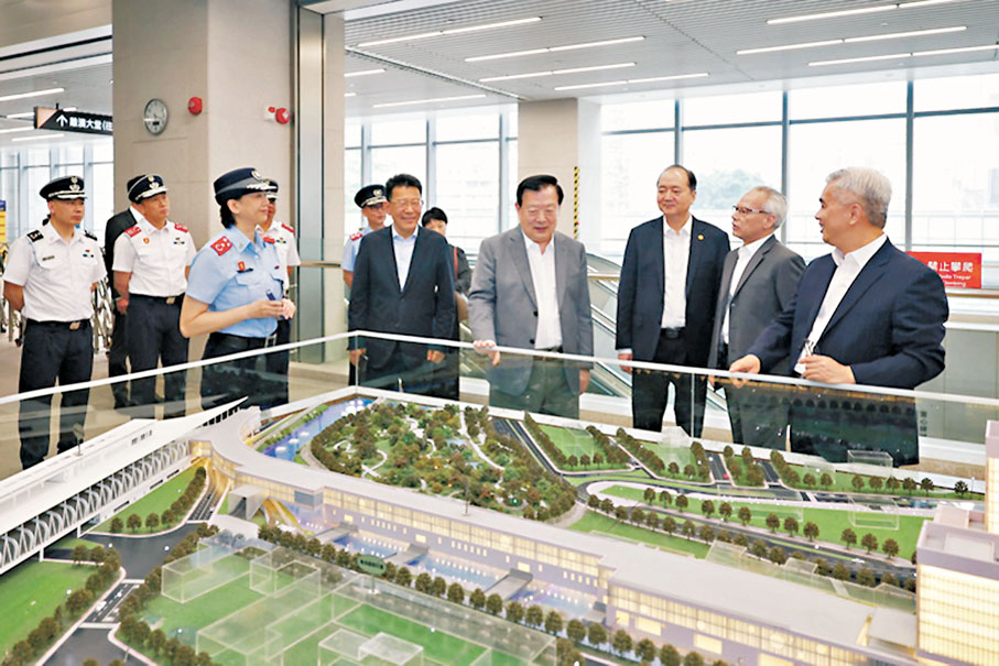 ●5月11日,中央港澳工作辦公室主任、國務院港澳事務辦公室主任夏寶龍考察青茂口岸。 資料圖片