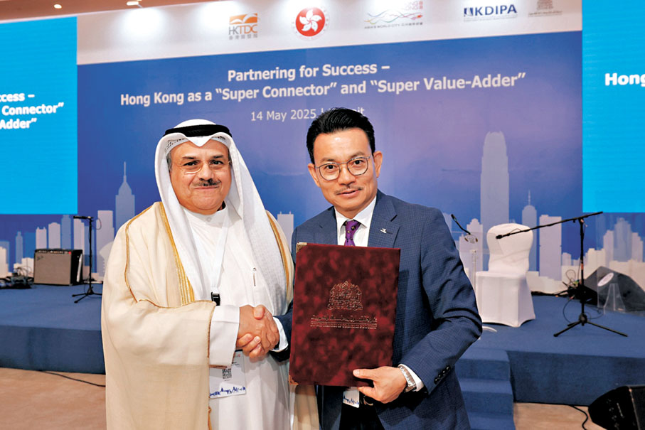 ●工總主席莊子雄與科威特工商會總幹事Rabah A. Al-Rabah交換合作備忘錄。