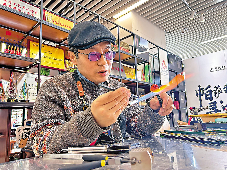 ●任波正在製作琉璃版哪吒。