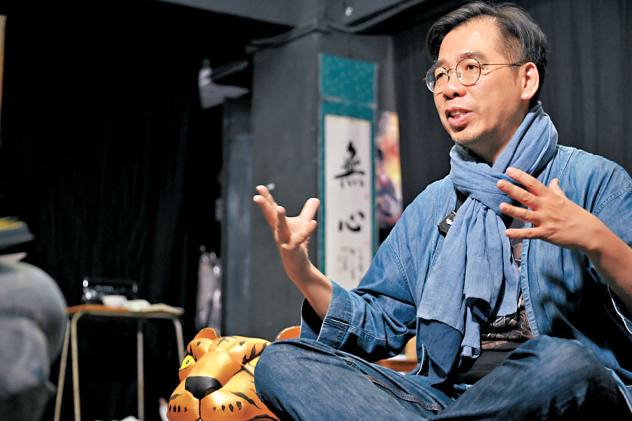 ●譚孔文表示，5月24日至25日劇團將赴江西參與會昌戲劇季，呈現經典作品《暗示》。 中通社