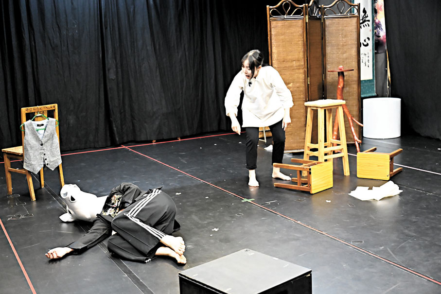 ●飾演「媽姐」的杜艷珊和飾演少爺的黃家峻正在排練《暗示》。 中通社
