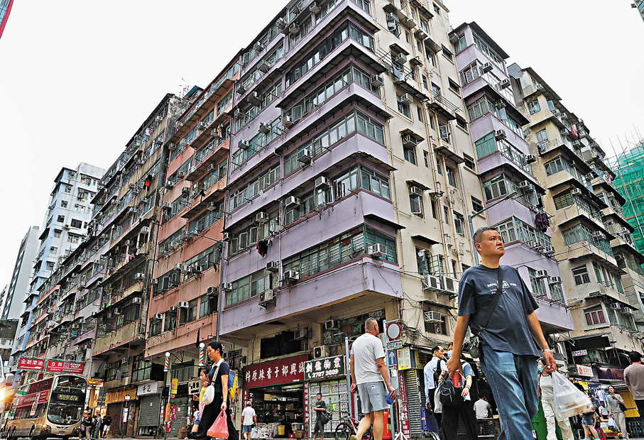 ●本港去年有約2.6萬份驗窗通知未獲遵從,「天降飛窗」恐成都市致命隱患。 香港文匯報記者曾興偉 攝