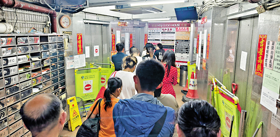 ●2024年5月，經受火災後的華豐大廈，四部電梯只有一部高層電梯運轉。 資料圖片