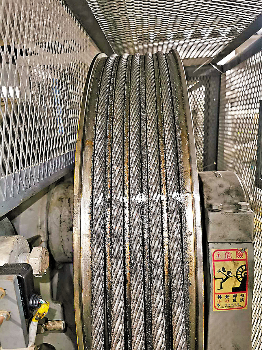 ●升降機零件老化，但考慮到成本因素，未必會更換。 資料圖片