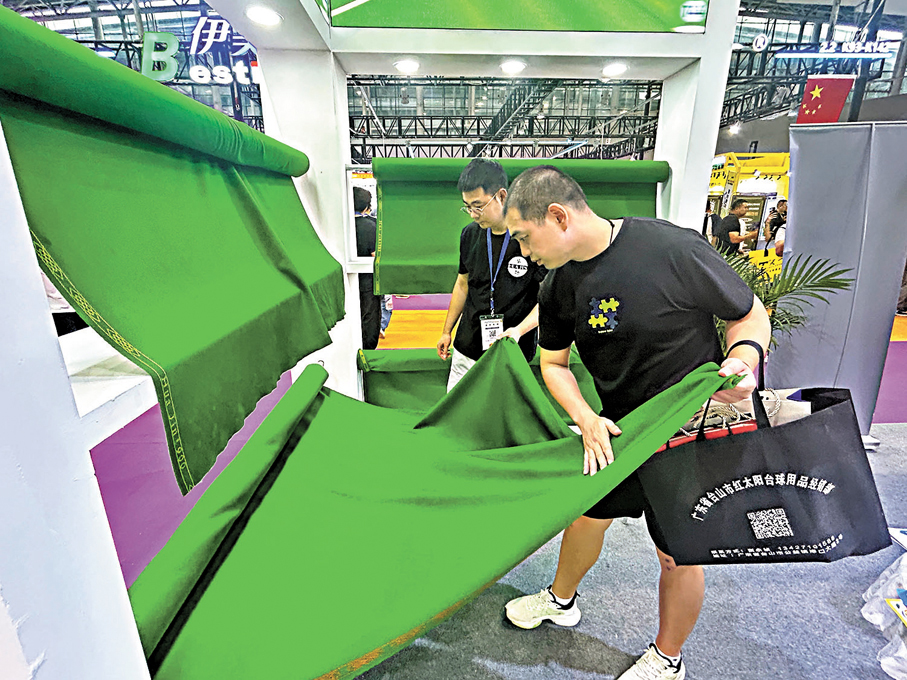 ●採購商在廣州國際桌球展裏對接江蘇的台尼生產企業。 香港文匯報記者敖敏輝 攝