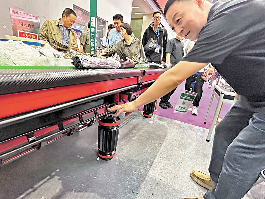 ●霸州市國玉體育用品廠自研的集球器。 香港文匯報記者敖敏輝  攝