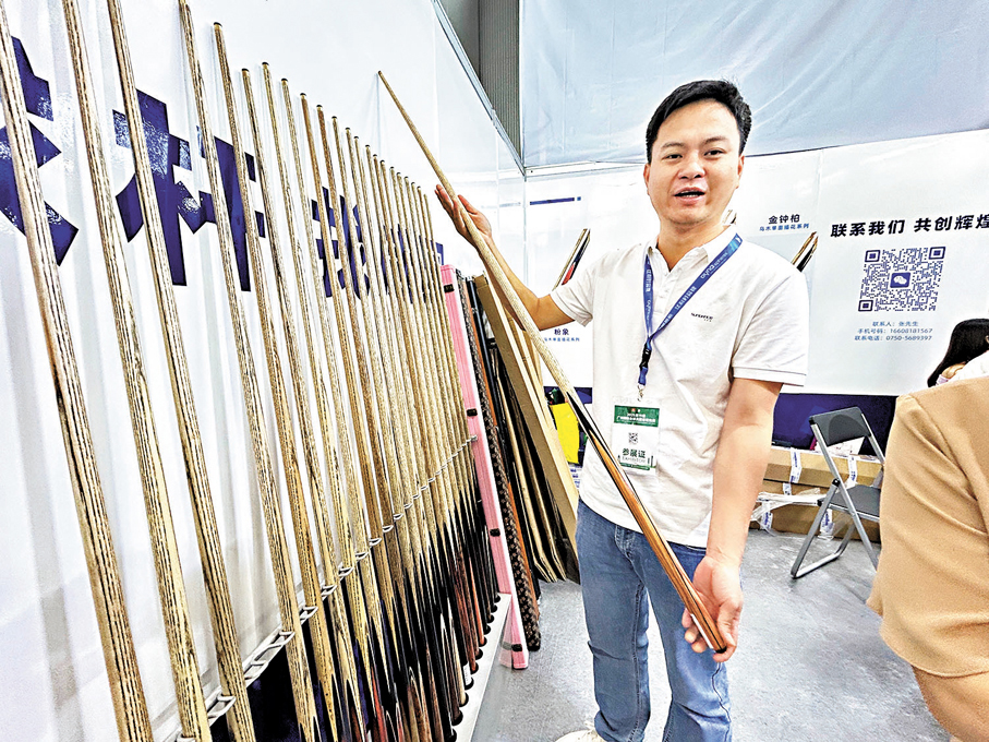 ●江門台山市威圖台球製品有限公司生產的高端球桿。 香港文匯報記者敖敏輝  攝