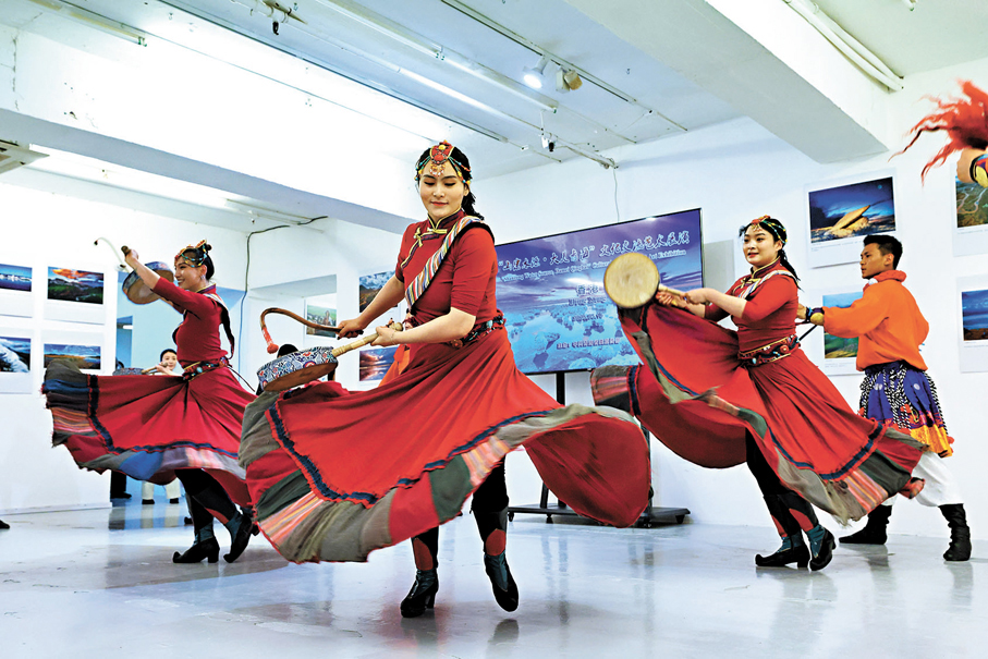 ●特色民族歌舞表演，展示青海民族文化的獨特魅力。 香港文匯報記者北山彥  攝