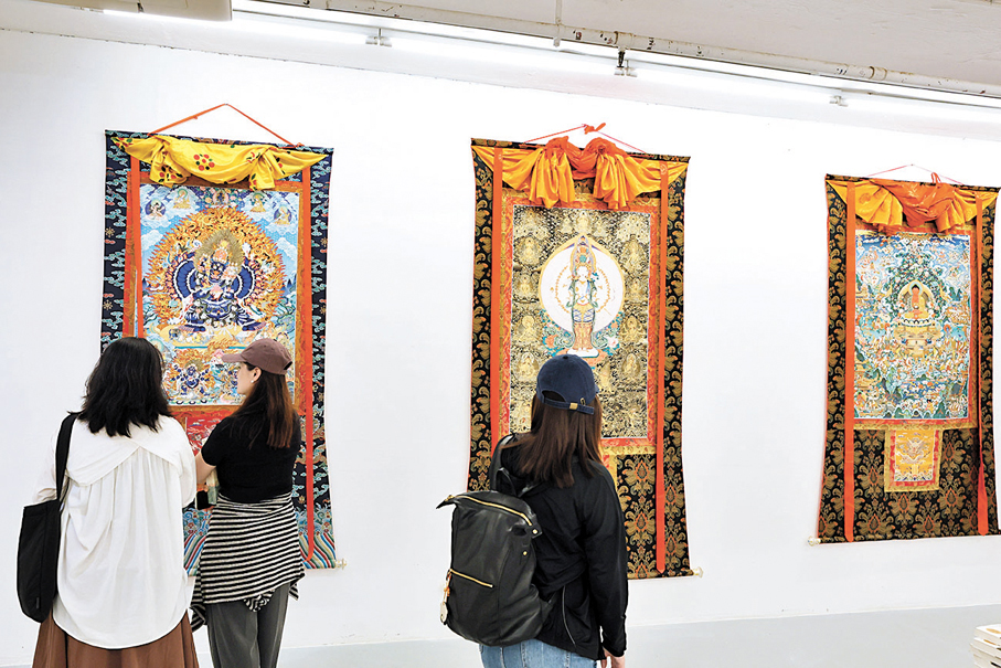●市民觀賞唐卡作品。 香港文匯報記者北山彥  攝