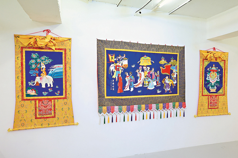 ●堆繡作品搶眼奪目。 香港文匯報記者北山彥  攝