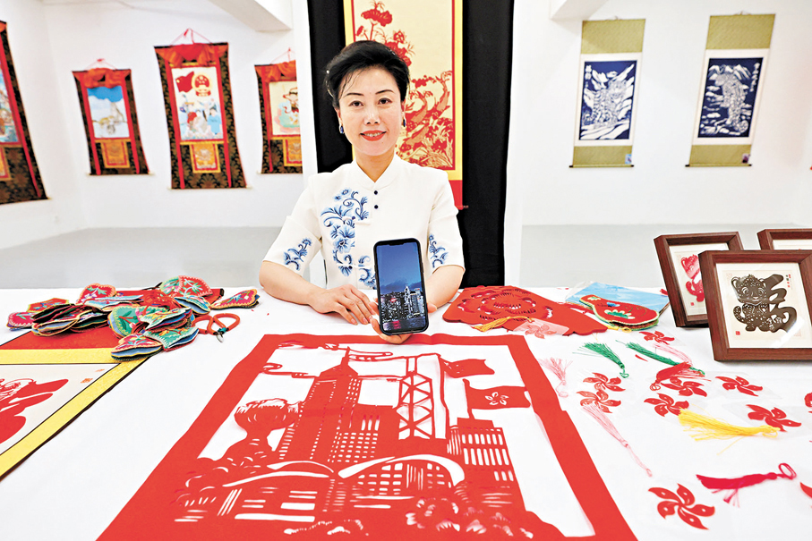 ●河湟剪紙傳承人單永武。香港文匯報記者北山彥  攝