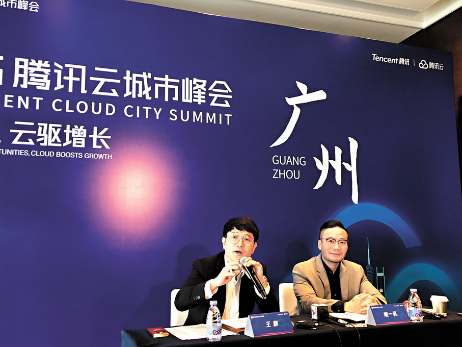 ●騰訊雲副總裁王麒（左）、姚一兆接受採訪。香港文匯報記者方俊明  攝